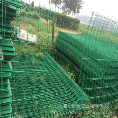 绿色双边网片护栏 现货防护网 球场包塑护栏