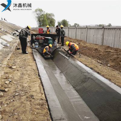 沐鑫大型履带式高速路排水沟矩形水沟建造成型机 引水渠道成型设备