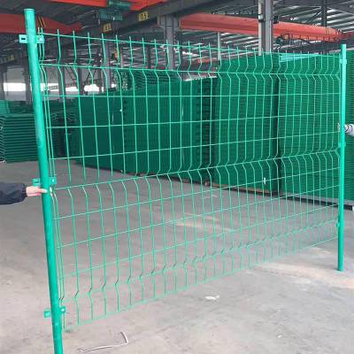 成都围栏网厂家 圈山防护网 浸塑绿网隔离网片 金属围栏护栏网