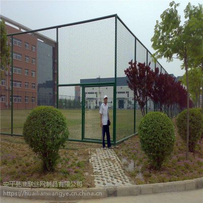 学校体育场围网 4米高学校球场网围栏 体育场包塑丝隔离网