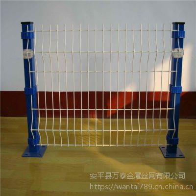 1.5米高三折弯护网 浸塑护栏网 万泰防护网厂家