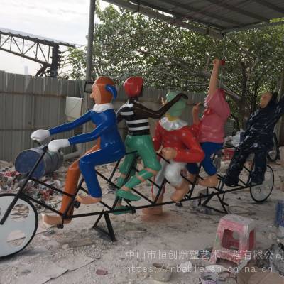 广州玻璃钢卡通骑车雕塑 景区玻璃钢双人骑车雕塑定制 恒创玻璃钢雕塑制品