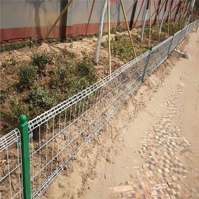 销售包头防护围栏网 焊接1.8米高隔离栅网片用于道路安全围网