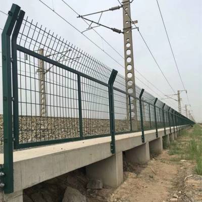 雷泰丝网制品供应铁路防护栅栏 带水泥柱护栏 铁路隔离栅8001