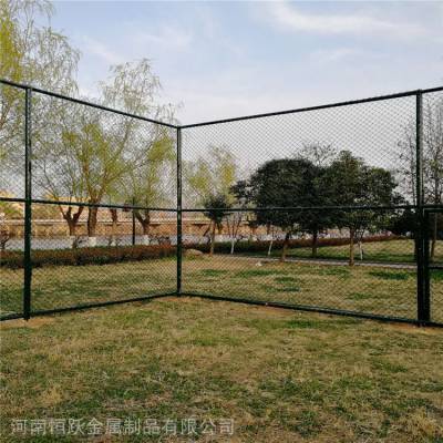 郑州学校单位篮球场勾花围网 运动场围栏网 网球场隔离网厂家发货