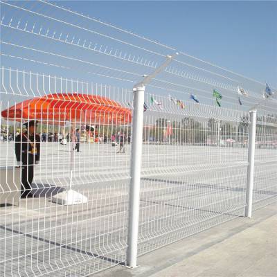 三角折弯围栏网喷塑 圈地桃型柱护栏网造型美观安装方便