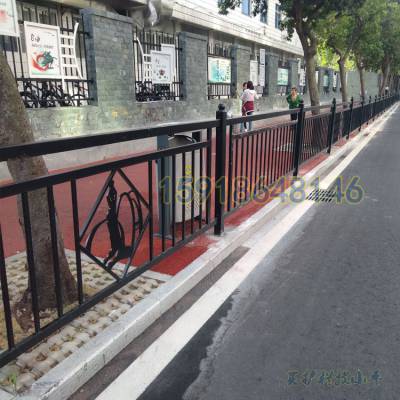 广州道路护栏批发 珠海隔离小区挡车防撞锌钢护栏