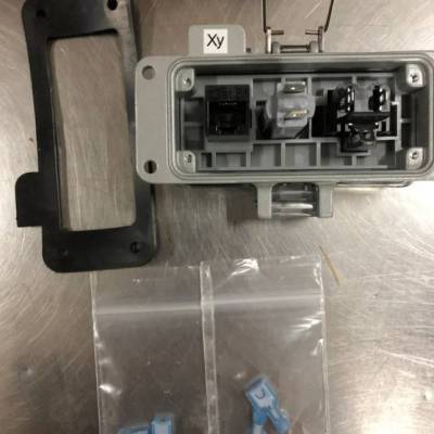 供应Grace Engineered Products 带护罩插座面板 P-R2-F3R3