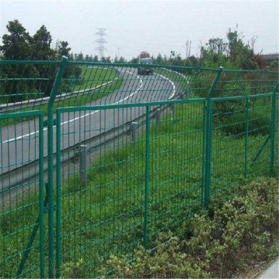 定制高速公路护栏网 圈地隔离栅 养殖铁丝网围栏价格