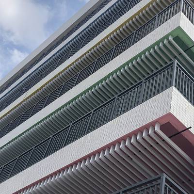 青岛学校走廊定制白色铝方通吊顶 U型铝格栅装饰厂家