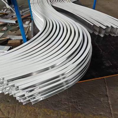 厂家定制弧形铝方通造型铝天花吊顶格栅波浪形异形仿木纹拉弯方管