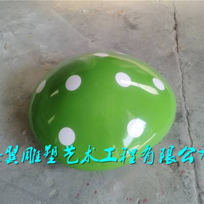 农场以蘑菇为主题玻璃钢七彩蘑菇模型雕塑对孩子来说，简直是惊喜了！