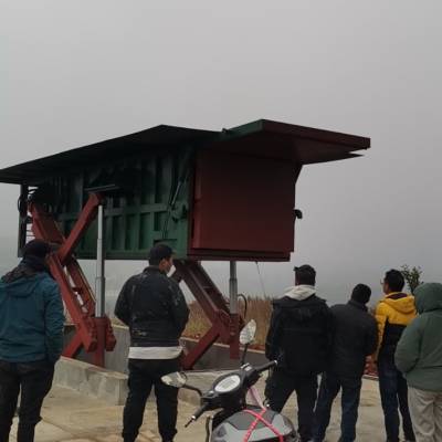 整体移动压缩勾臂式垃圾站好多钱？生产整体移动式垃圾中转箱厂家在哪里？
