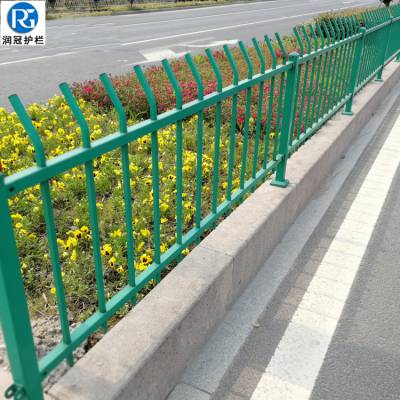 我为大众办实事西航花园社区 有业主私自围挡路途绿化带