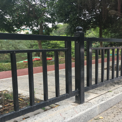 广州京式护栏空管道路护栏市政交通城市隔离镀锌圆管护栏多少钱一米