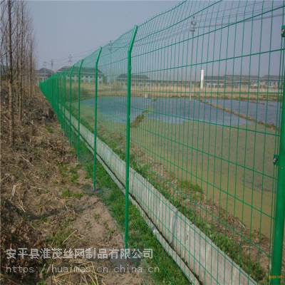 浸塑边框焊接网 水池护栏网 河道边隔离栅厂家