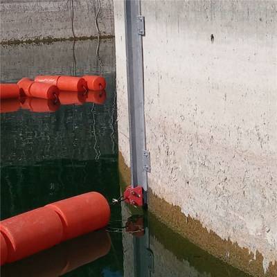 暴雨汛期河道水面漂浮物拦截浮筒 大坝拦污排施工案例