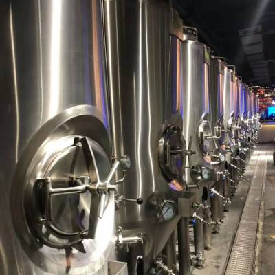 青岛啤酒厂自酿啤酒设备多少钱 年产2000吨精酿啤酒设备