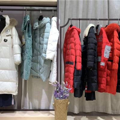 热卖品牌鸭宝宝品牌折扣服装市场