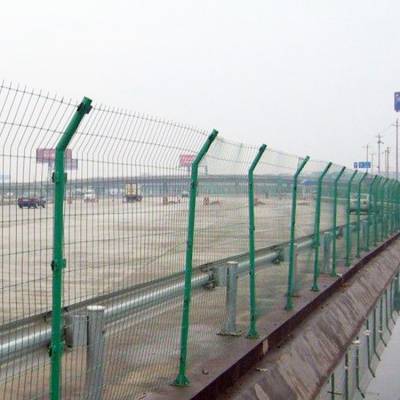 白山高速公路隔离护栏网 菜园防护网 圈地养殖围栏网 浸塑铁丝网厂家 大量现货