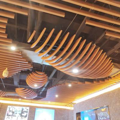 贵阳商场定制木纹铝方通吊顶 弧形铝格栅厂家 造型铝方通