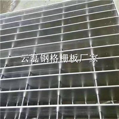 汕尾商业建筑不锈钢脚踏板@美观防滑格栅踏步板厂家