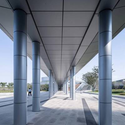 外墙氟碳铝单板定制_廊架造型深灰漆铝单板