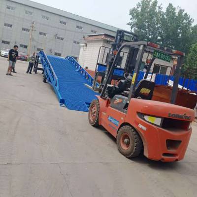 云南港口集装箱装卸平台8吨10吨叉车装箱货车斜坡