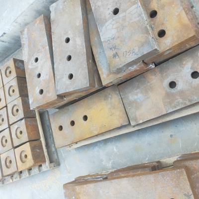 湖北宜城供应高锰钢衬板,高铬合金锤头,细碎机制砂机锤头制砂机锰钢衬