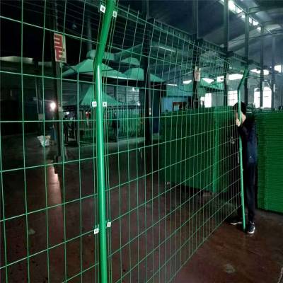 防攀爬铁丝网围栏重庆公路护栏网优盾双边丝护栏网浸塑防护围栏一米价格