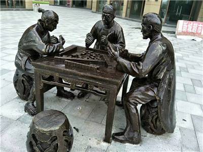 三人围坐方桌打麻将造型铸铜雕像棋牌馆搓麻将古代人物雕塑玻璃钢玩