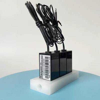 PTFE防腐蚀电磁阀聚四氟乙烯耐强碱电磁阀微型电磁阀组HYZF4-2-01-3GZ分析仪电磁阀3联阀组