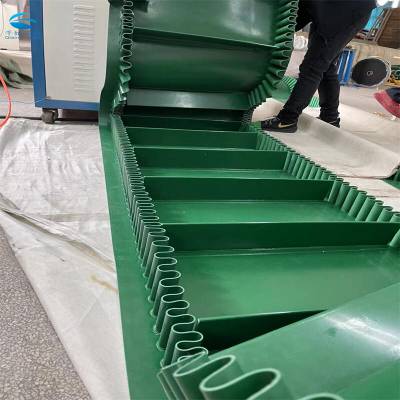 广州PVC裙边挡板输送带 绿色耐磨大倾角传送带工厂