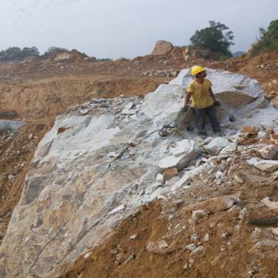 湖南长沙基坑石头开采劈裂器土石方硬石灰岩劈裂机厂家