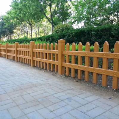 草坪仿木护栏价格 绿化仿木栅栏安装 草坪仿木树桩石围栏